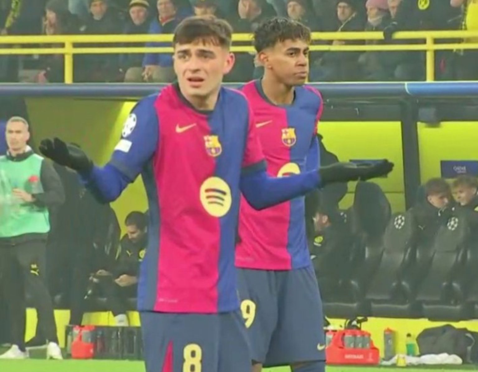 Pedri gets into an argument with his teammate after the end of the match against Dortmund