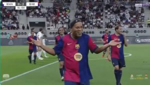 The legend Ronaldinho breaks all the laws of logic and scores a historic goal from a free kick against Real Madrid in the Classico of Legends