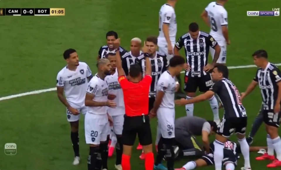 The strange shot that happened in the first 30 seconds of the Copa Libertadores final between Botafogo and Atletico Mineiro