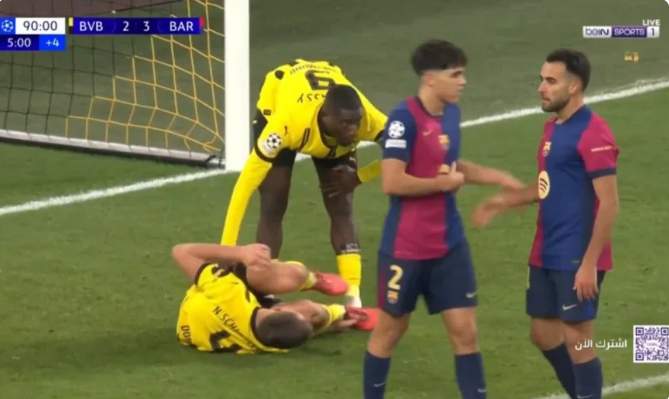 A difficult shot happened to a Dortmund player while executing a direct free kick against Barcelona in the last second of the match